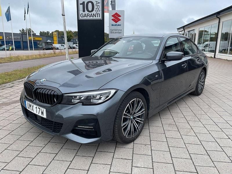 Grå Begagnad 2021 BMW 330e M Sport Sedan | 329 000 kr (Marknadspris) - Bild 1/4