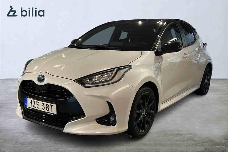 Vit Begagnad 2022 Toyota Yaris Hybrid Halvkombi | 224 900 kr (Marknadspris) - Bild 1/1