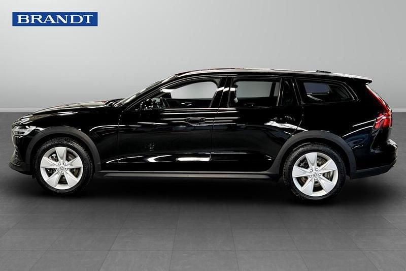 Begagnad Volvo V60 CC Core 200 HK (147 kW) 2023 Svart Kombi