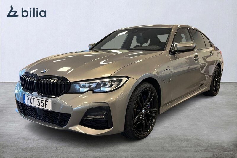 Grå Begagnad 2020 BMW 330e M Sport Sedan | 299 000 kr (Marknadspris) - Bild 1/4