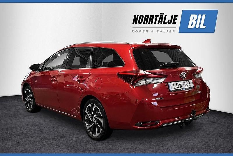 Begagnad Toyota Auris Touring Sports Active 116 HK (85 kW) 2015 Mörkröd Kombi