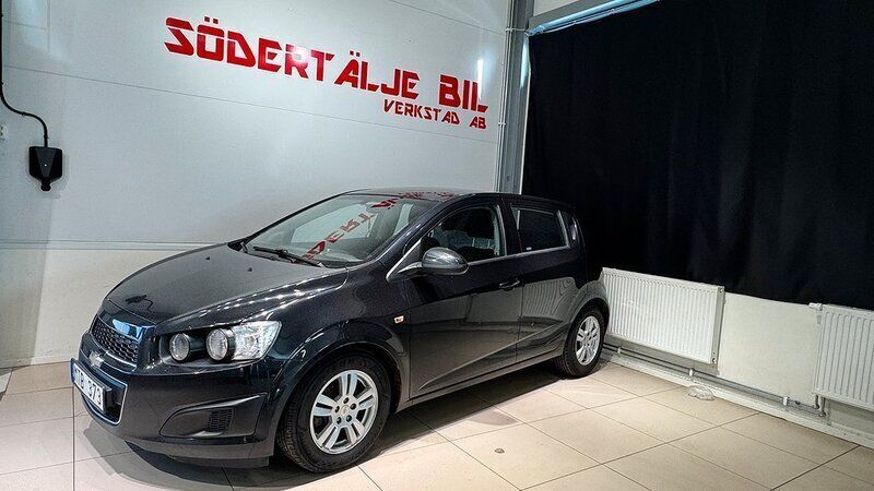 Svart Begagnad 2012 Chevrolet Aveo Halvkombi | 34 900 kr (Marknadspris) - Bild 1/4