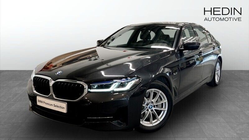 Grå (grey) Begagnad 2022 BMW 530e Shadowline Sedan | 398 700 kr (Bra pris) - Bild 1/4