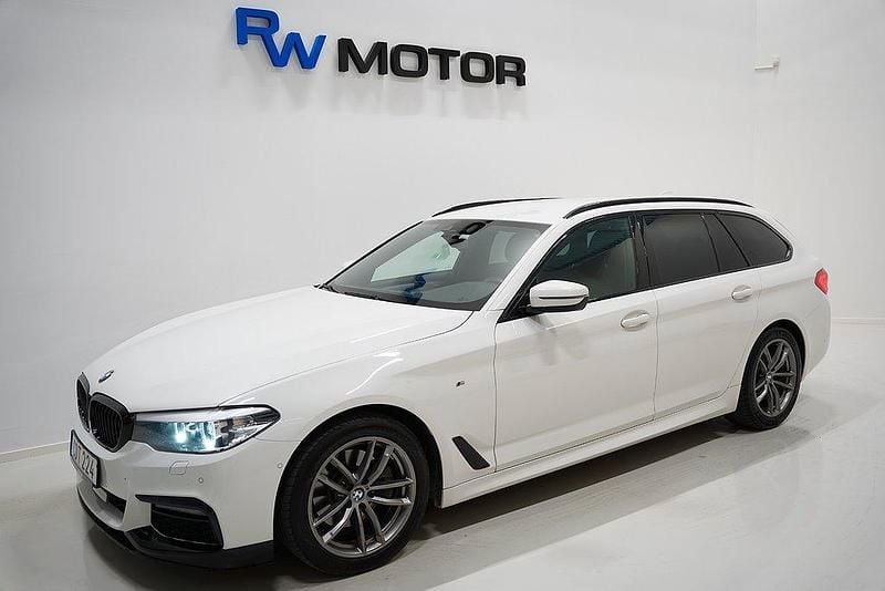 Vit Begagnad 2018 BMW 520 M Sport Kombi | 249 800 kr (Bra pris) - Bild 1/4