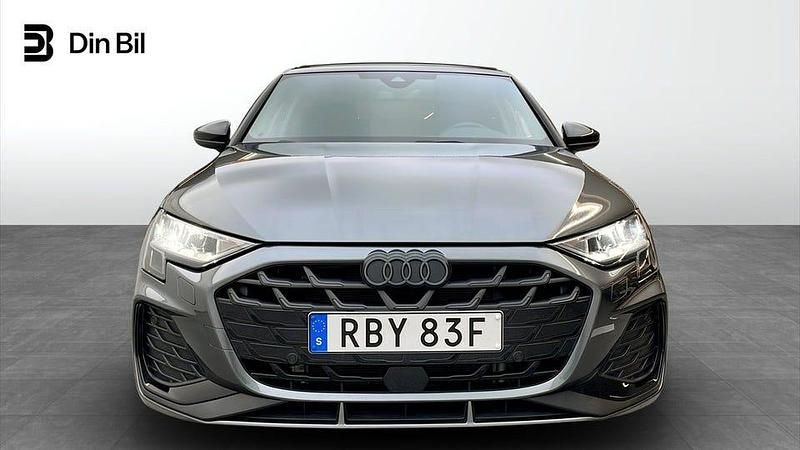 Begagnad Audi A3 S-Line 177 HK (130 kW) 2025 Daytonagrå pärleffekt Sedan