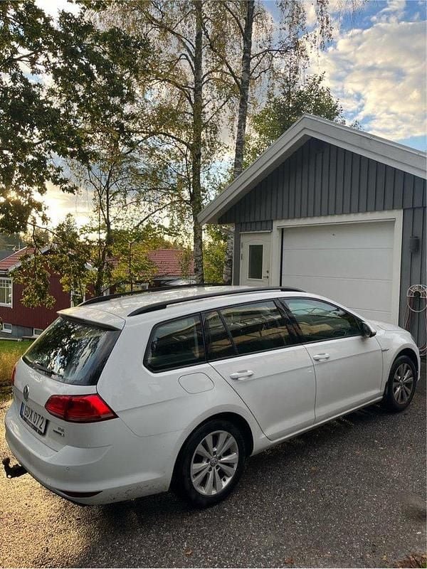 Vit Begagnad 2016 VW Golf VII Kombi | 89 000 kr (Superpris) - Bild 1/2