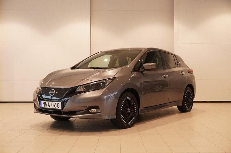 Grå Begagnad 2022 Nissan Leaf N-Connecta Halvkombi | 229 800 kr (Marknadspris) - Bild 1/4