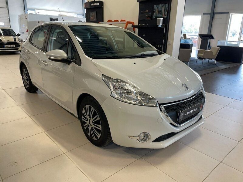 Vit Begagnad 2015 Peugeot 208 Halvkombi | 89 900 kr - Bild 1/4