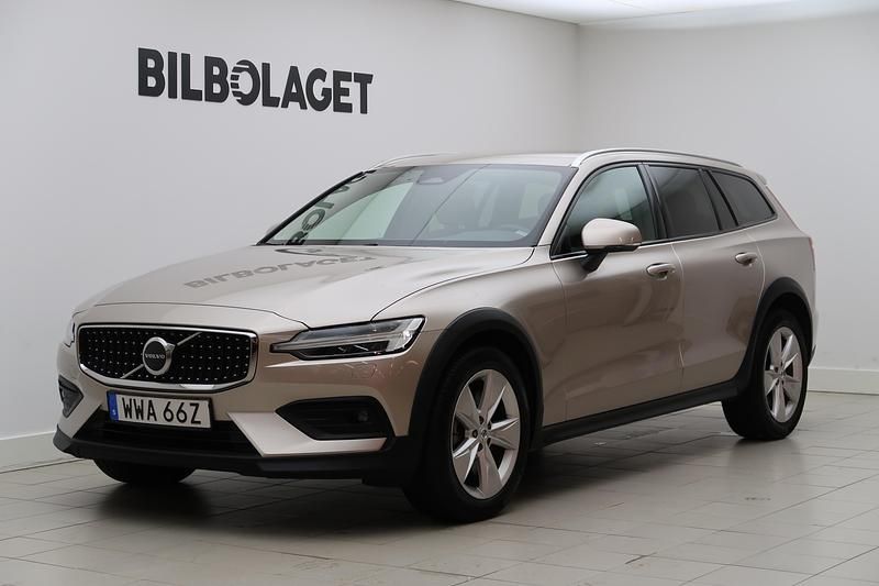Grå Begagnad 2024 Volvo V60 CC Core Kombi | 399 800 kr (Marknadspris) - Bild 1/4