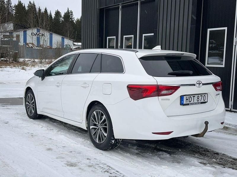 Begagnad Toyota Avensis 143 HK (105 kW) 2015 Vit Kombi