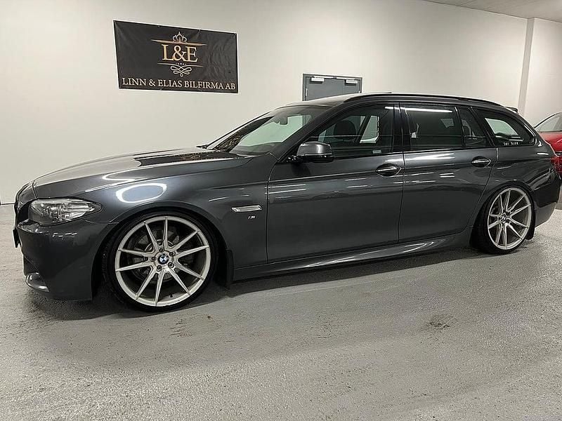 Grå Begagnad 2016 BMW 520 M Sport Kombi | 149 900 kr (Lite dyr) - Bild 1/4
