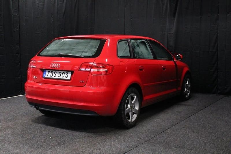 Begagnad Audi A3 Comfort 105 HK (77 kW) 2011 Röd Halvkombi