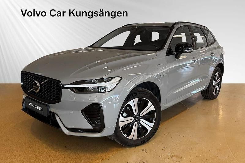 Grå Begagnad 2024 Volvo XC60 Plus SUV | 539 900 kr (Marknadspris) - Bild 1/3