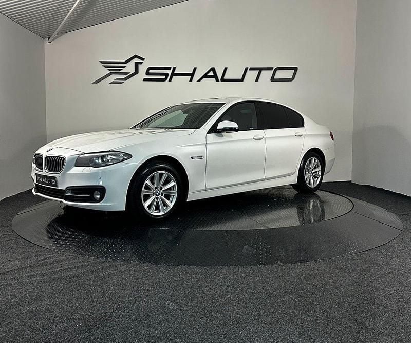 Vit Begagnad 2015 BMW 520 Sedan | 129 900 kr (Marknadspris) - Bild 1/4