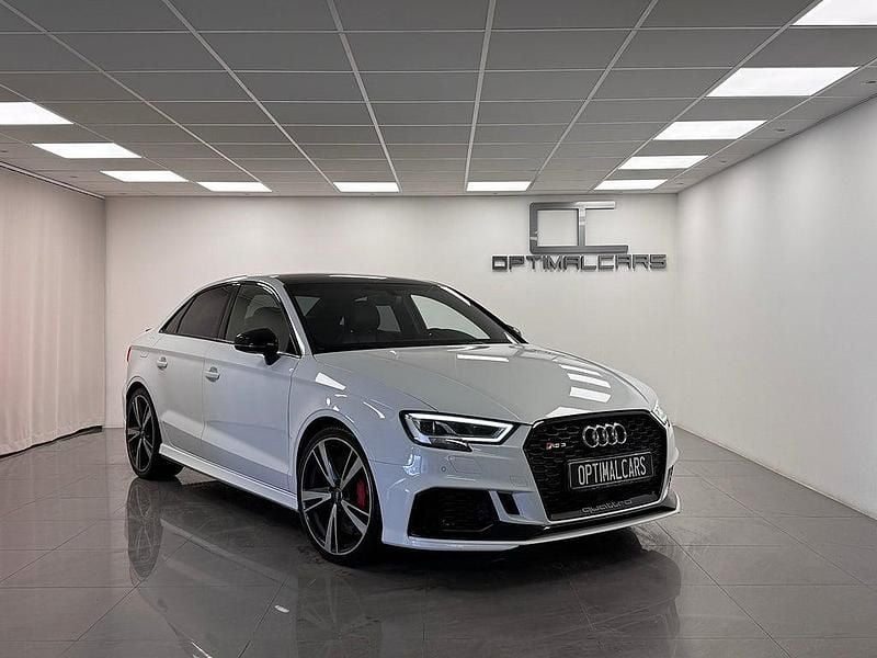 Glaciär vit metallic pärleffekt Begagnad 2017 Audi RS3 Black Edition Sedan | 419 900 kr (Marknadspris) - Bild 1/4