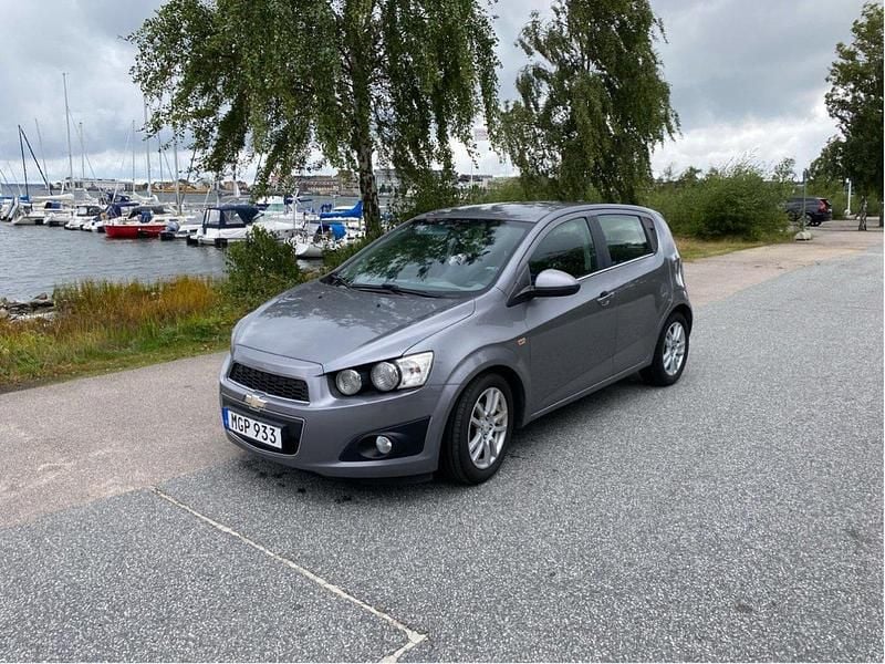 Grå Begagnad 2012 Chevrolet Aveo Halvkombi | 70 000 kr - Bild 1/4