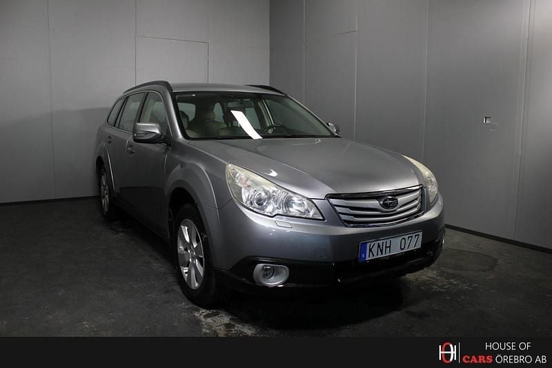 Silver Begagnad 2010 Subaru Outback Kombi | 104 900 kr (Marknadspris) - Bild 1/4