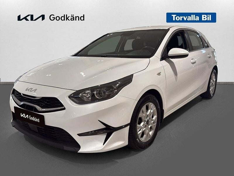Vit Begagnad 2021 Kia Ceed Halvkombi | 169 900 kr (Marknadspris) - Bild 1/3