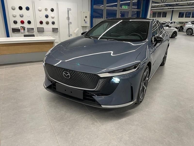 Grå Ny 2025 Mazda 6e Takumi-Line Halvkombi | 449 499 kr (Marknadspris) - Bild 1/4