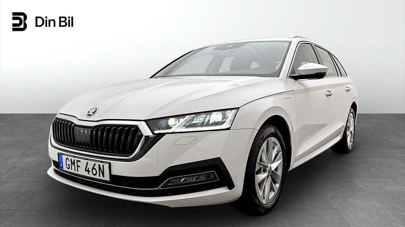 Vit Begagnad 2023 Skoda Octavia Style Kombi | 324 900 kr (Marknadspris) - Bild 1/4