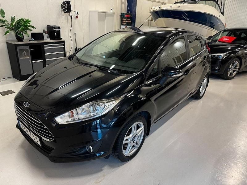 Svart Begagnad 2014 Ford Fiesta Titanium Halvkombi | 89 900 kr (Marknadspris) - Bild 1/4