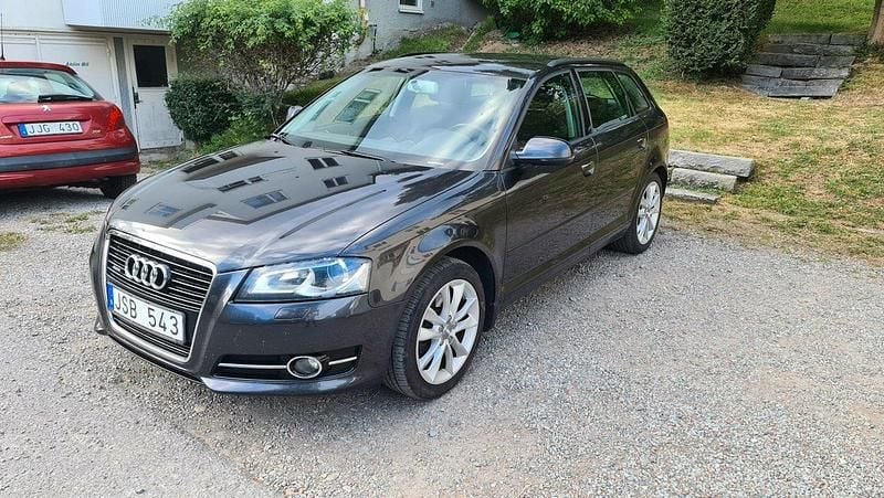 Grå Begagnad 2010 Audi A3 Sportback Halvkombi | 56 900 kr (Marknadspris) - Bild 1/4