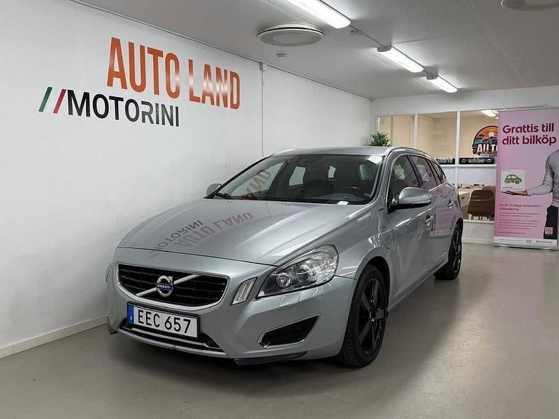 Silver Begagnad 2013 Volvo V60 Summum Kombi | 124 900 kr (Marknadspris) - Bild 1/4