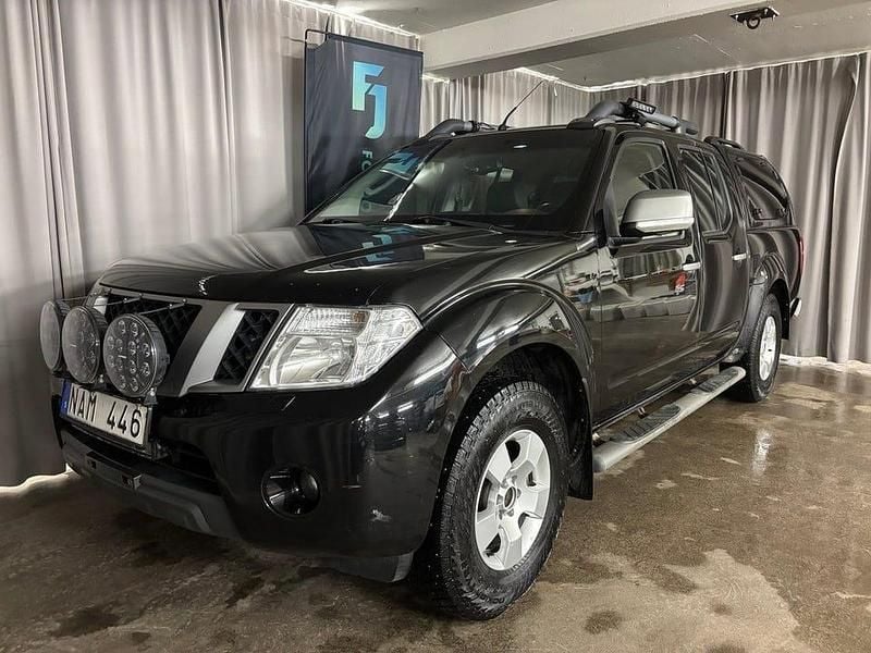 Svart Begagnad 2012 Nissan Navara Pickup | 129 900 kr (Marknadspris) - Bild 1/4
