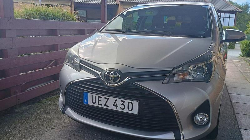 Silver Begagnad 2016 Toyota Yaris Edition Halvkombi | 123 000 kr (Marknadspris) - Bild 1/4