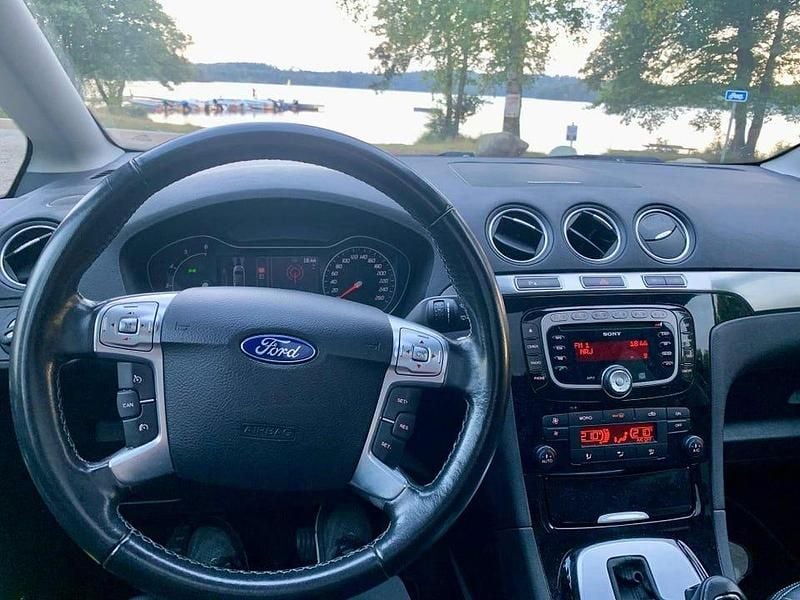 Begagnad Ford S-MAX S 163 HK (119 kW) 2013 Grå metallic Minibuss