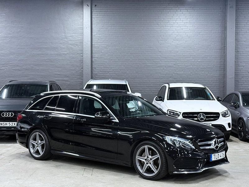 Svart (svart metallic) Begagnad 2018 Mercedes C220 AMG Kombi | 279 900 kr (Marknadspris) - Bild 1/4
