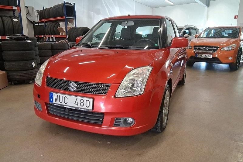 Röd Begagnad 2005 Suzuki Swift Halvkombi | 34 900 kr (Marknadspris) - Bild 1/4