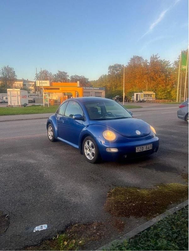Blå Begagnad 2003 VW Beetle Halvkombi | 24 000 kr (Superpris) - Bild 1/4