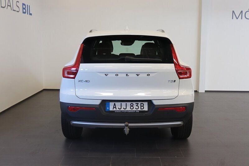 Begagnad Volvo XC40 Momentum 263 HK (193 kW) 2020 Vit SUV
