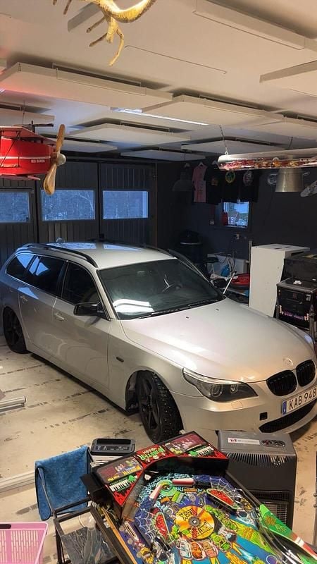 Silver Begagnad 2005 BMW 530 Kombi | 70 000 kr (Marknadspris) - Bild 1/4