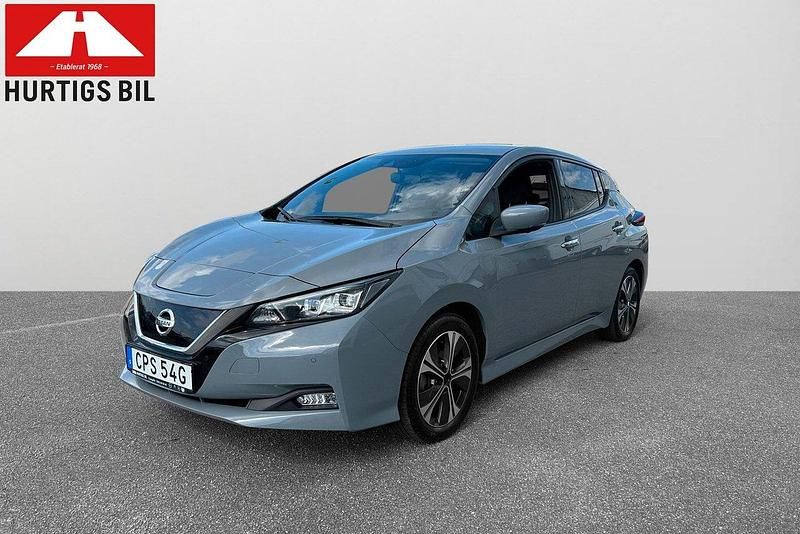 Ljusgrå (ceramic grey) Begagnad 2021 Nissan Leaf N-Connecta Halvkombi | 189 900 kr (Lite dyr) - Bild 1/4