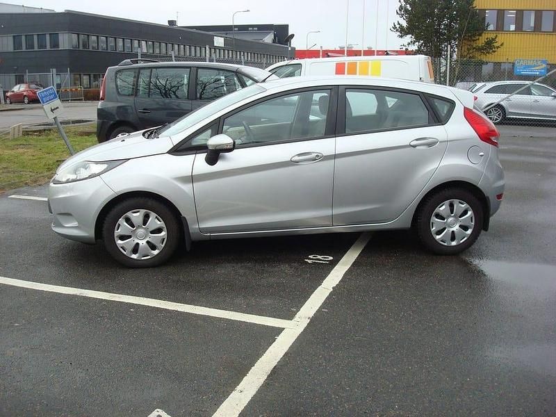 Begagnad Ford Fiesta 70 HK (51 kW) 2013 Grå Halvkombi