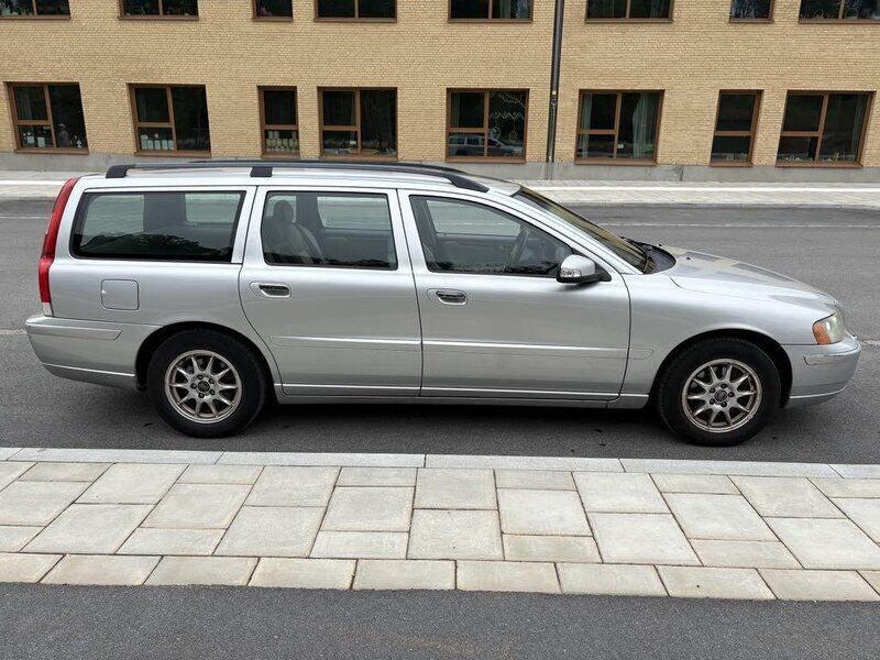Grå Begagnad 2008 Volvo V70 Kinetic Kombi | 25 000 kr (Superpris) - Bild 1/4
