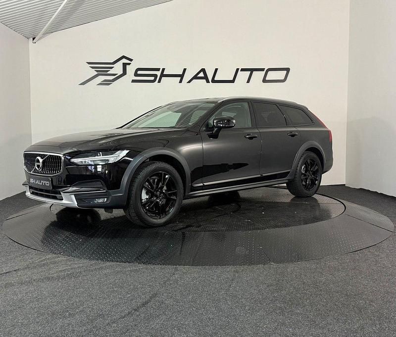 Svart Begagnad 2019 Volvo V90 CC Momentum Kombi | 209 900 kr (Marknadspris) - Bild 1/4