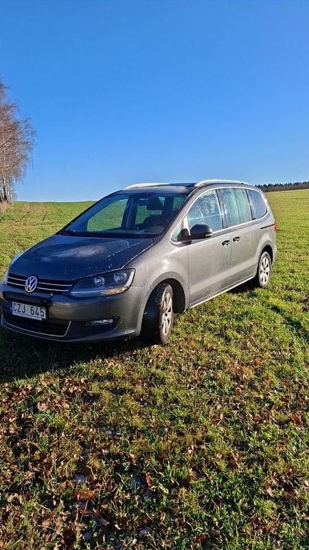 Grå Begagnad 2011 VW Sharan Minibuss | 90 000 kr (Marknadspris) - Bild 1/4