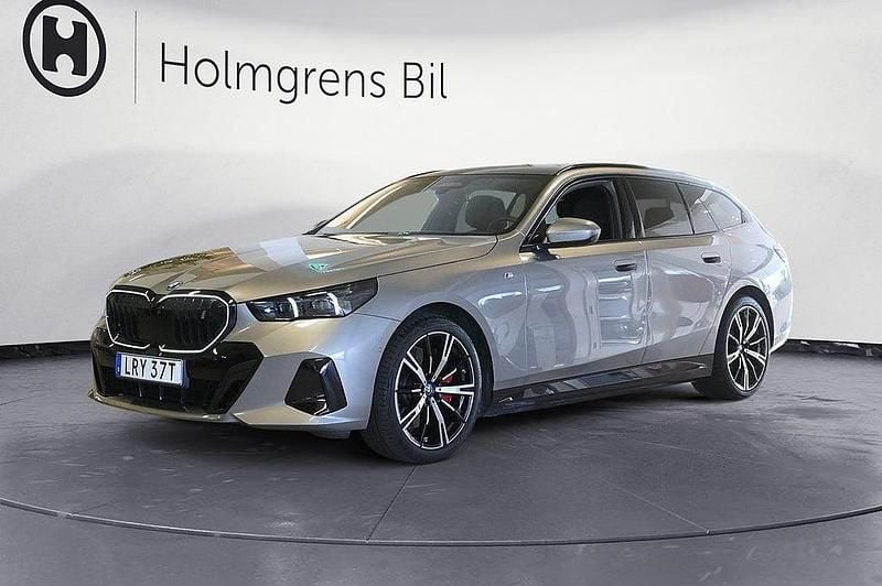 Grå Begagnad 2024 BMW i5 Comfort Edition Sedan | 699 800 kr (Bra pris) - Bild 1/4