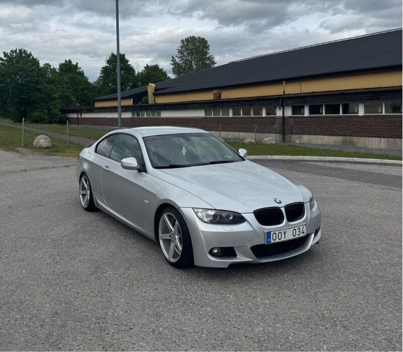 Grå Begagnad 2010 BMW 325 Comfort Edition Sportkupé | 105 000 kr (Superpris) - Bild 1/4