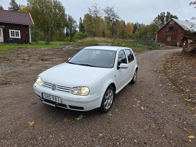 Vit Begagnad 2001 VW Golf IV Highline Halvkombi | 22 000 kr (Marknadspris) - Bild 1/4