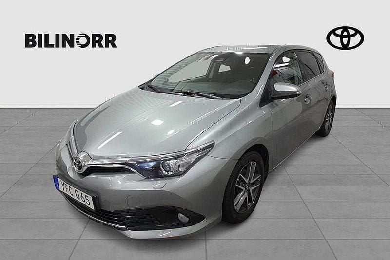 Ljusgrå (grå) Begagnad 2016 Toyota Auris Halvkombi | 109 900 kr (Marknadspris) - Bild 1/4