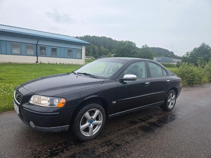 Svart Begagnad 2006 Volvo S60 Dynamic Sedan | 39 900 kr (Lite dyr) - Bild 1/4
