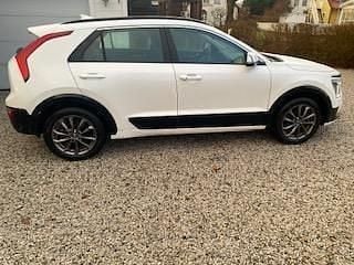 Vit Begagnad 2023 Kia e-Niro SUV | 299 900 kr (Marknadspris) - Bild 1/3