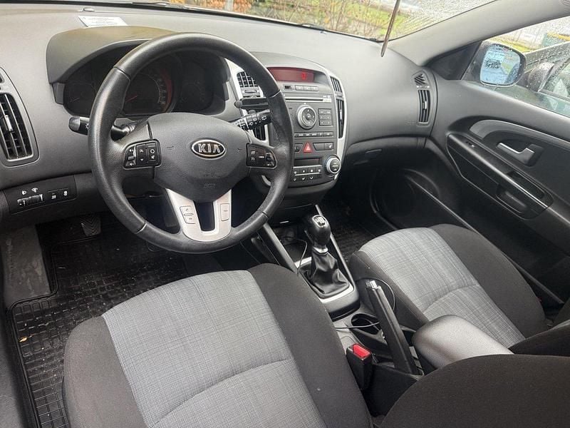 Grå Begagnad 2011 Kia Ceed Halvkombi | 50 000 kr (Superpris) - Bild 1/4