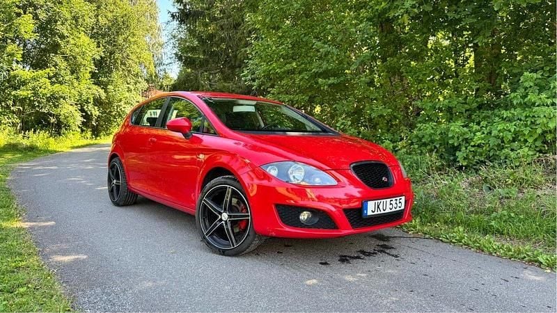 Röd Begagnad 2010 Seat Leon Style Halvkombi | 55 000 kr (Marknadspris) - Bild 1/4