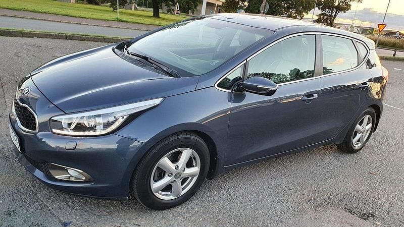 Blå Begagnad 2013 Kia Ceed Comfort Halvkombi | 83 000 kr (Marknadspris) - Bild 1/4