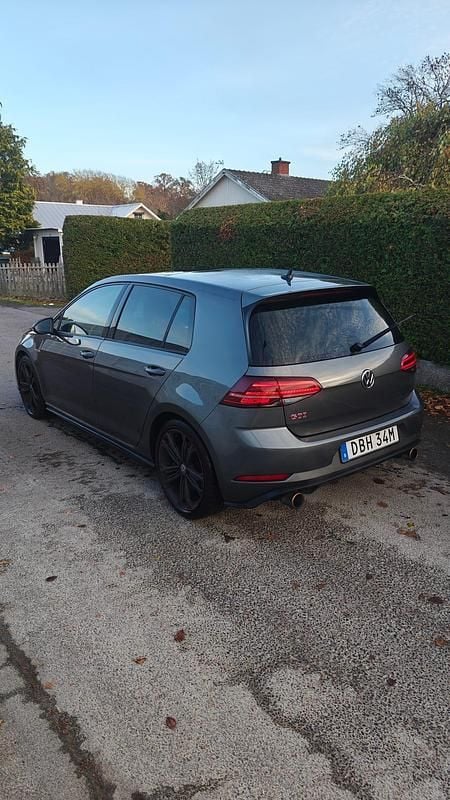 Grey metallic Begagnad 2018 VW Golf VII GTI Halvkombi | 234 900 kr (Marknadspris) - Bild 1/4